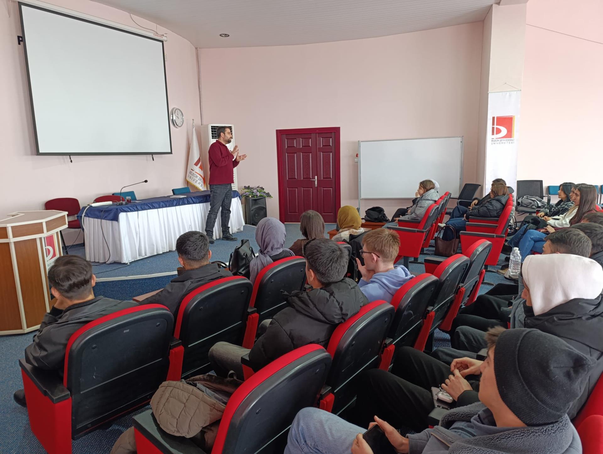 Yüksekokulumuz Kültürel Gelişim ve Kariyer Kulübünden “Beden Dili Semineri”